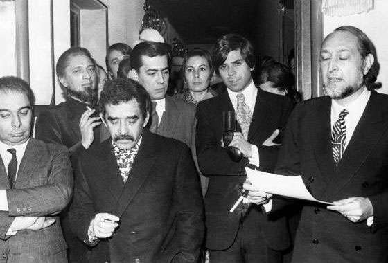 Mario Vargas Llosa junto a reconocidos escritores