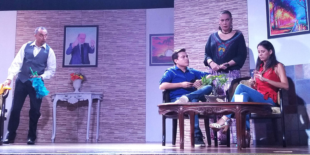 Fernando Pasco interpreta a Fausto el Mayordomo del difunto Don Máximo en "Caos en Familia" - ArtesUnidas.com