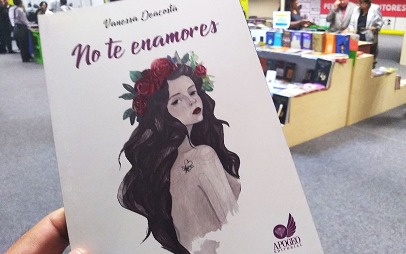 Vanessa Deacosta presentó poemario "No te enamores"
