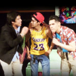 Ricky no la pasa bien con sus amigos del colegio al recibirles en su departamento - ArtesUnidas.com