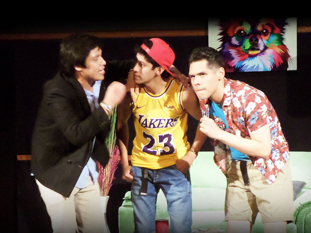 Ricky no la pasa bien con sus amigos del colegio al recibirles en su departamento - ArtesUnidas.com