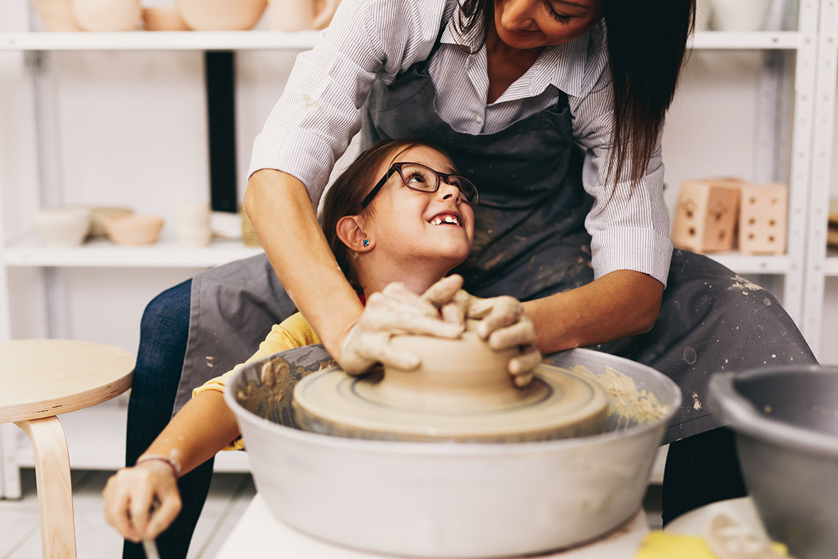 Trabajar cerámica con niños ayuda a los padres a interrelacionarse mejor