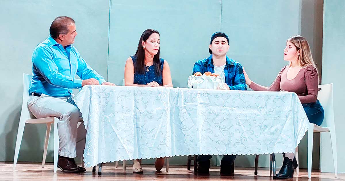 La cena una situación jocosa y social muy real
