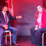 "Mona se queda" política y sarcástica