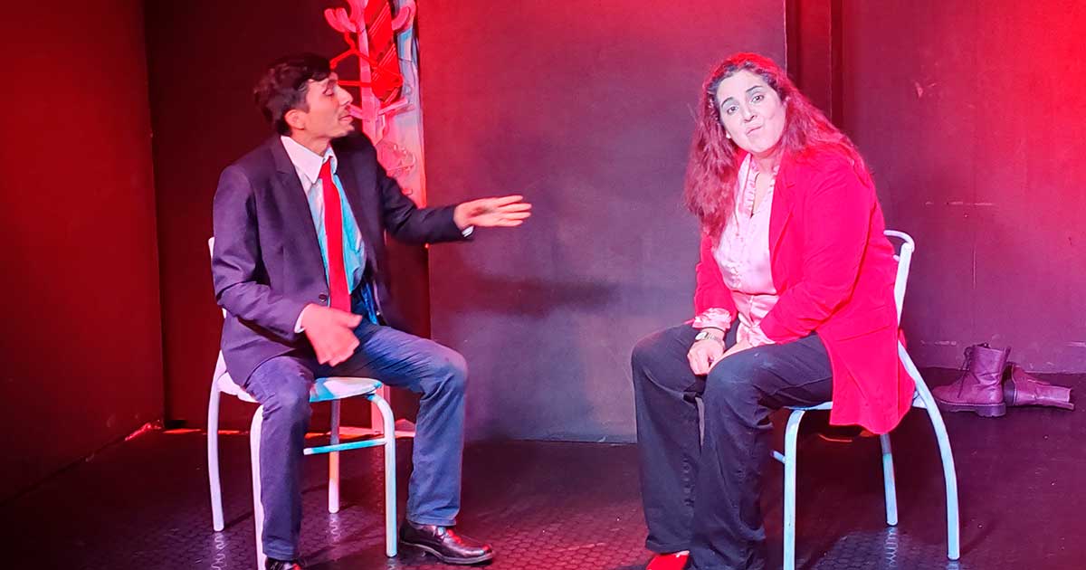 "Mona se queda" política y sarcástica