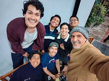 Sergio González con los actores de la obra de teatro La Mar