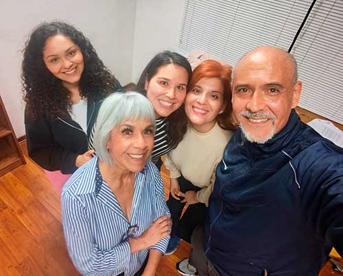 Sergio Gonzalez junto a las actrices del Ciclo de obras cortas Ciudad Gris