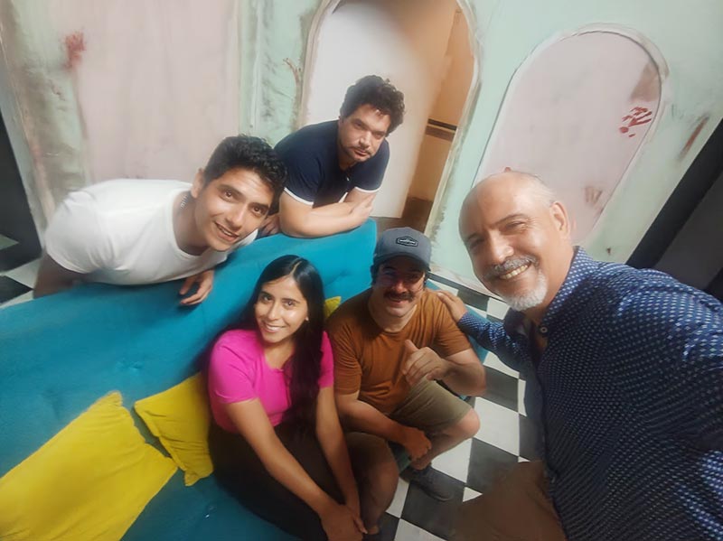 Junto al elenco y director de "Negocios Familiares"