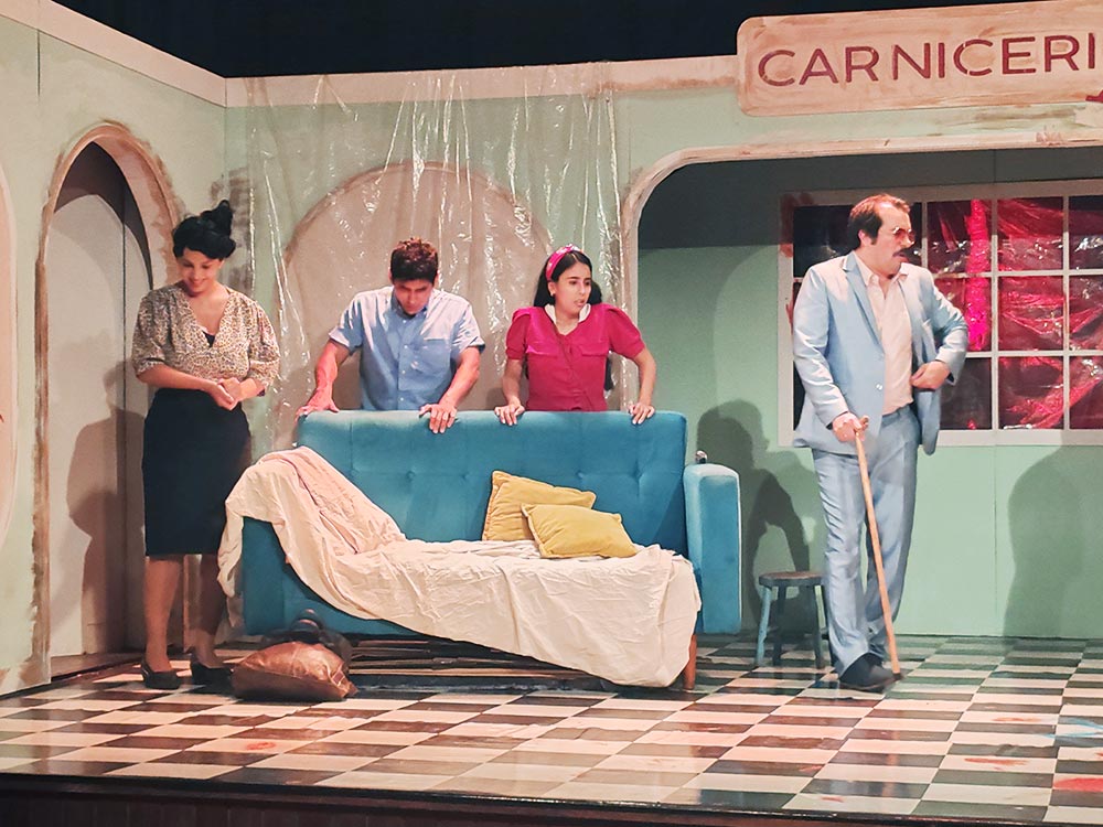 Un momento después de una escena peculiar de "Negocios Familiares" en el Teatro de Lucía Un momento después de una escena peculiar de "Negocios Familiares" en el Teatro de Lucía