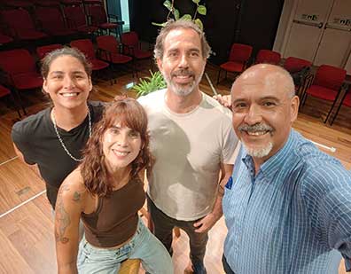 Sergio González junto a la directora y actores de "Sería una pena que se marchiten las plantas"