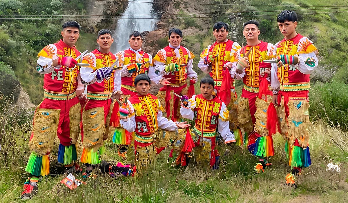 Danzantes de tijeras del grupo donde está integrado el joven Tilín