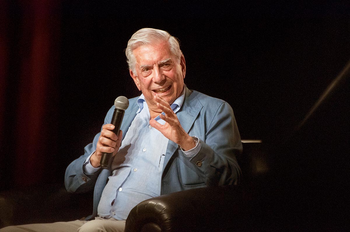 Mario Vargas Llosa en el Hay Festival Arequipa 2025 responde a un tributo que reúne generaciones