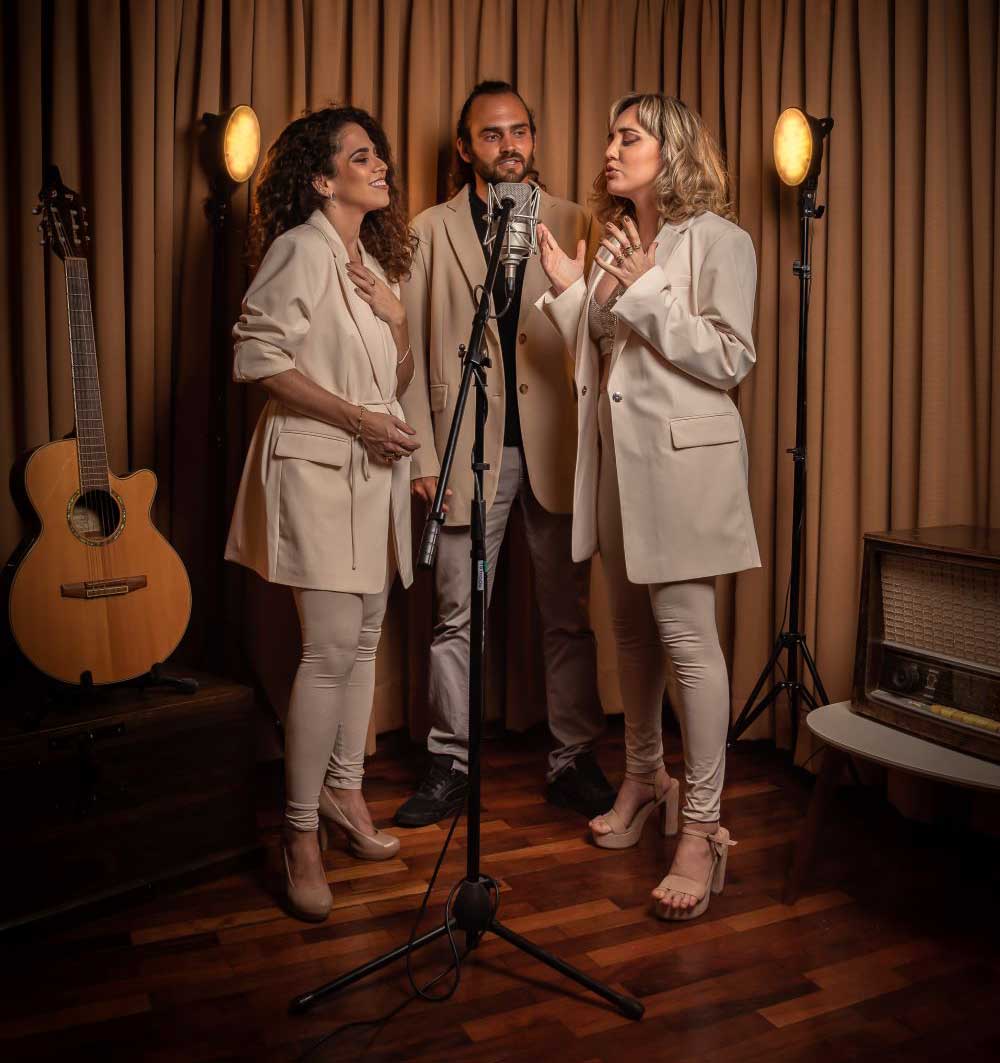 Sentido tributo a Beto Danelli en las voces de sus hijos Sandra, Jean Franco y Giuliana. Sentido tributo a Beto Danelli en las voces de sus hijos Sandra, Jean Franco y Giuliana.