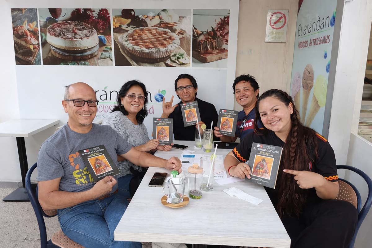 Elenco de "El temible cazador" con la autora del libro Lilia Evelyn Rodríguez Becerra